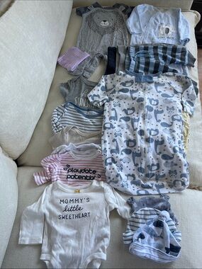Baby clothing bundle like new - 0-3 months bodies, pajamas, beanies, onesie…